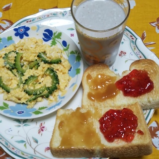 ゴーヤ卵炒めとトーストとスムージーの朝食☆